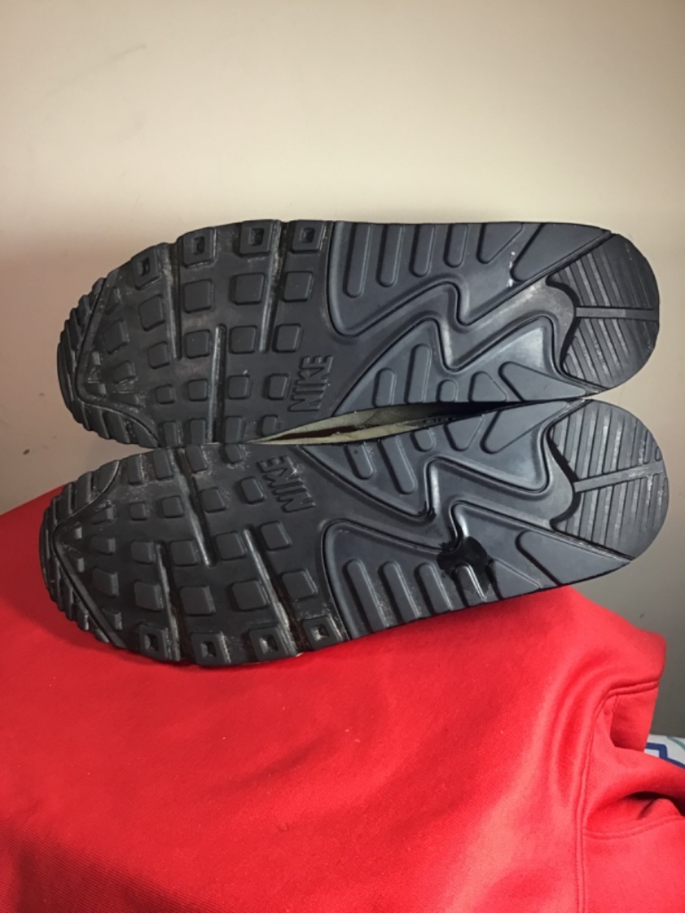 🔥😎Nike Air Max,size 12, yellowing on mid-sole, see photos, still a solid shoe - Picture 10 of 12